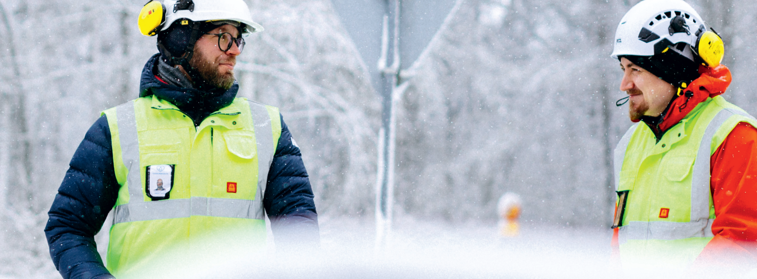 Vesihuoltoinsinöörit vesihuoltotyömaalla talvella.