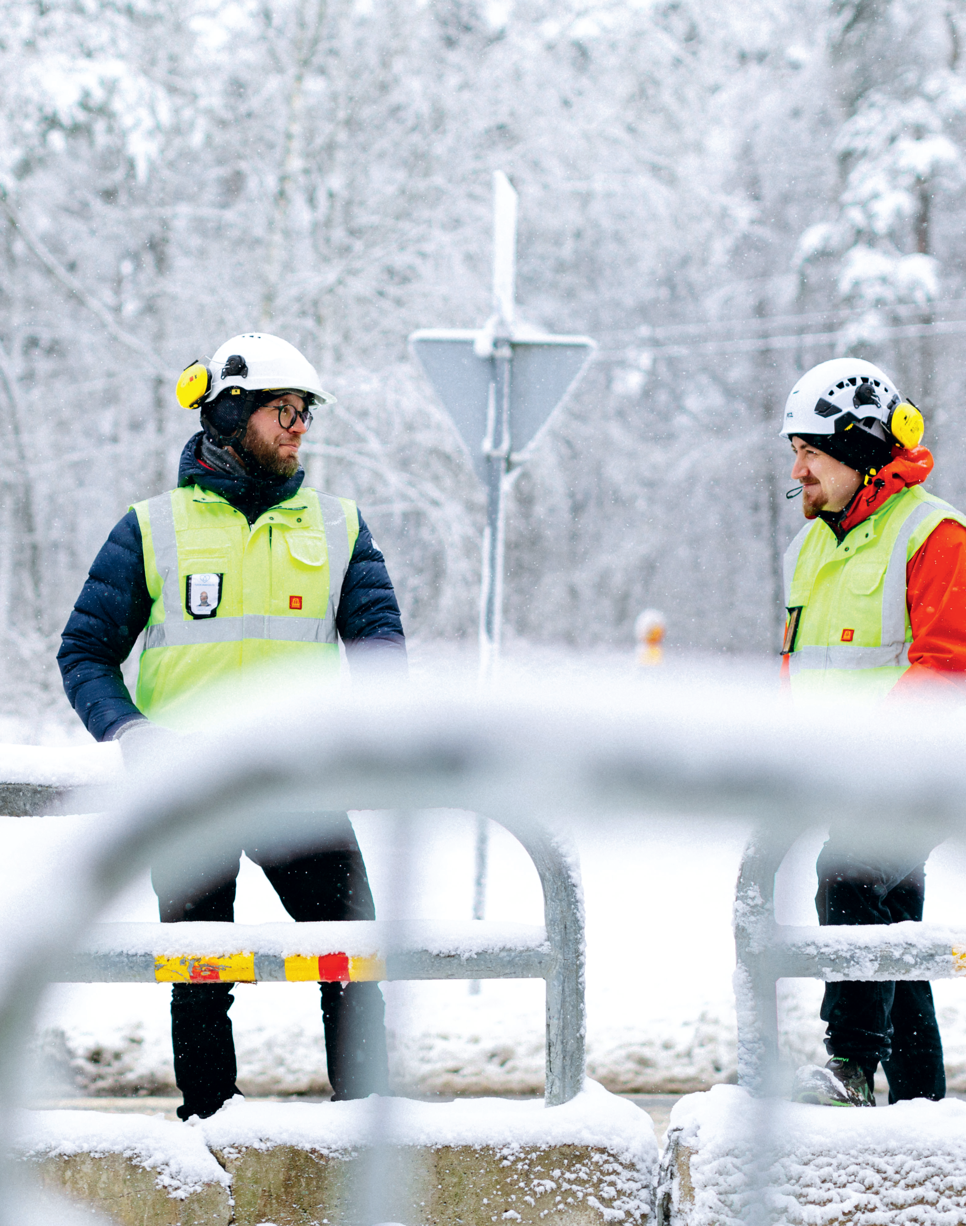 Vesihuoltoinsinöörit vesihuoltotyömaalla talvella.