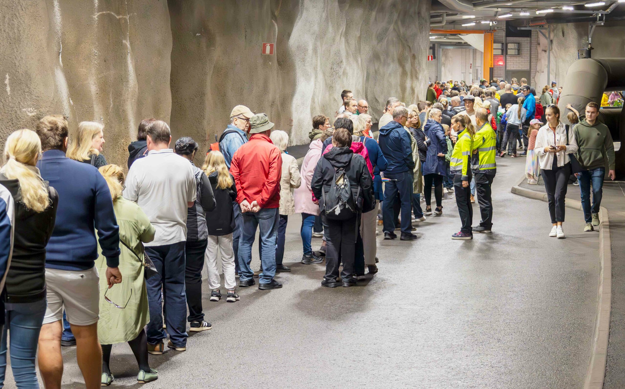 Kymmenet jonottavat Turun seudun puhdistamolla Jokke Jokijunan kyytiin.